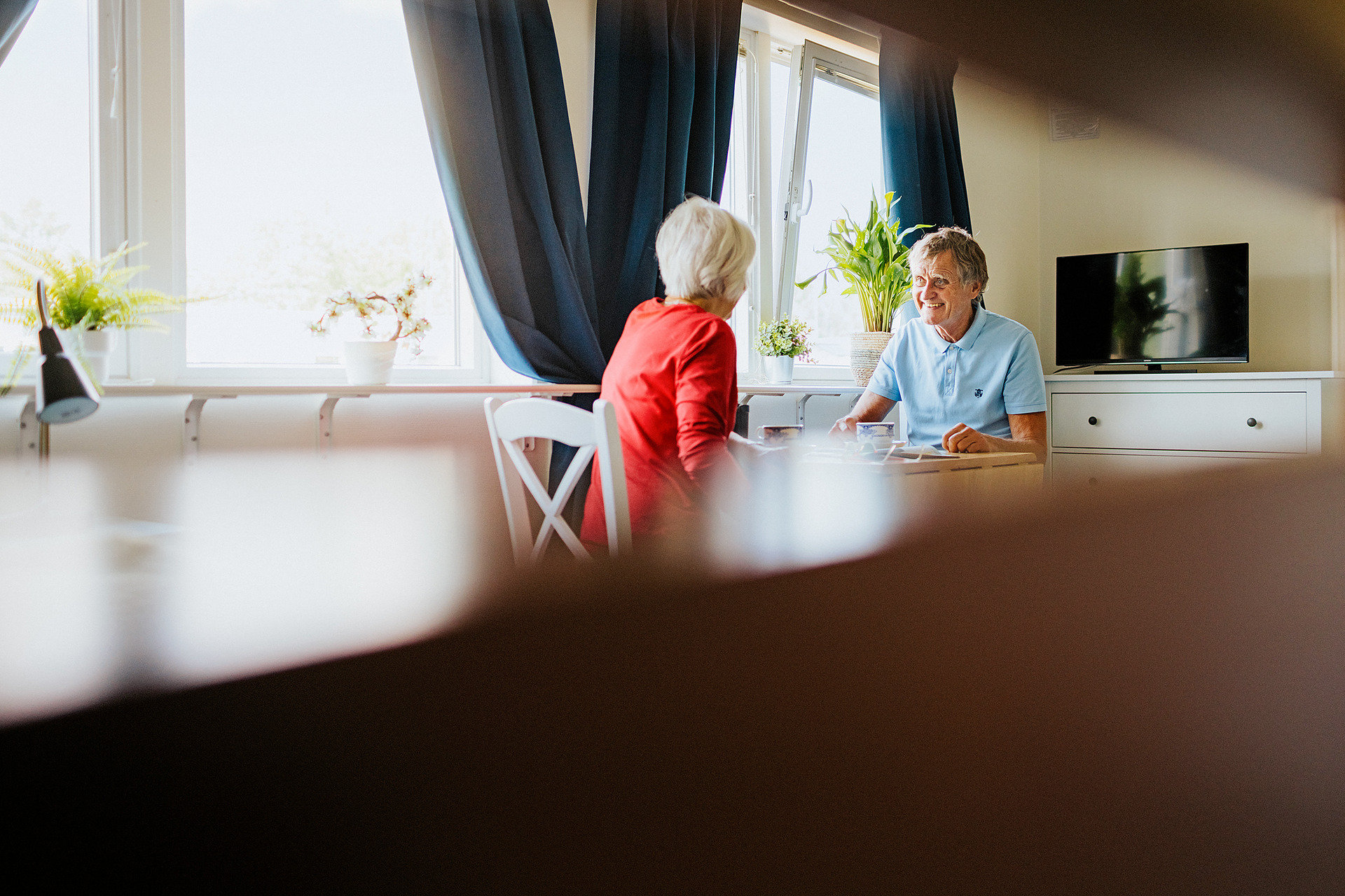 Ett par fikar tillsammans i ett modulboende