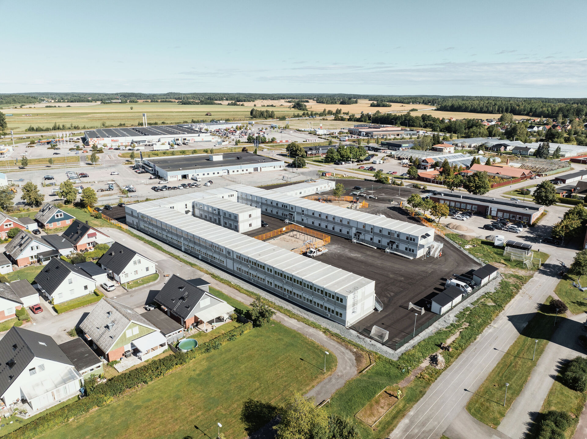 Skolmoduler från Expandia vid Nyckelbergsskolan i Köping, översiktsvy av flexibel skollösning i flera våningsplan i stadsnära miljö.