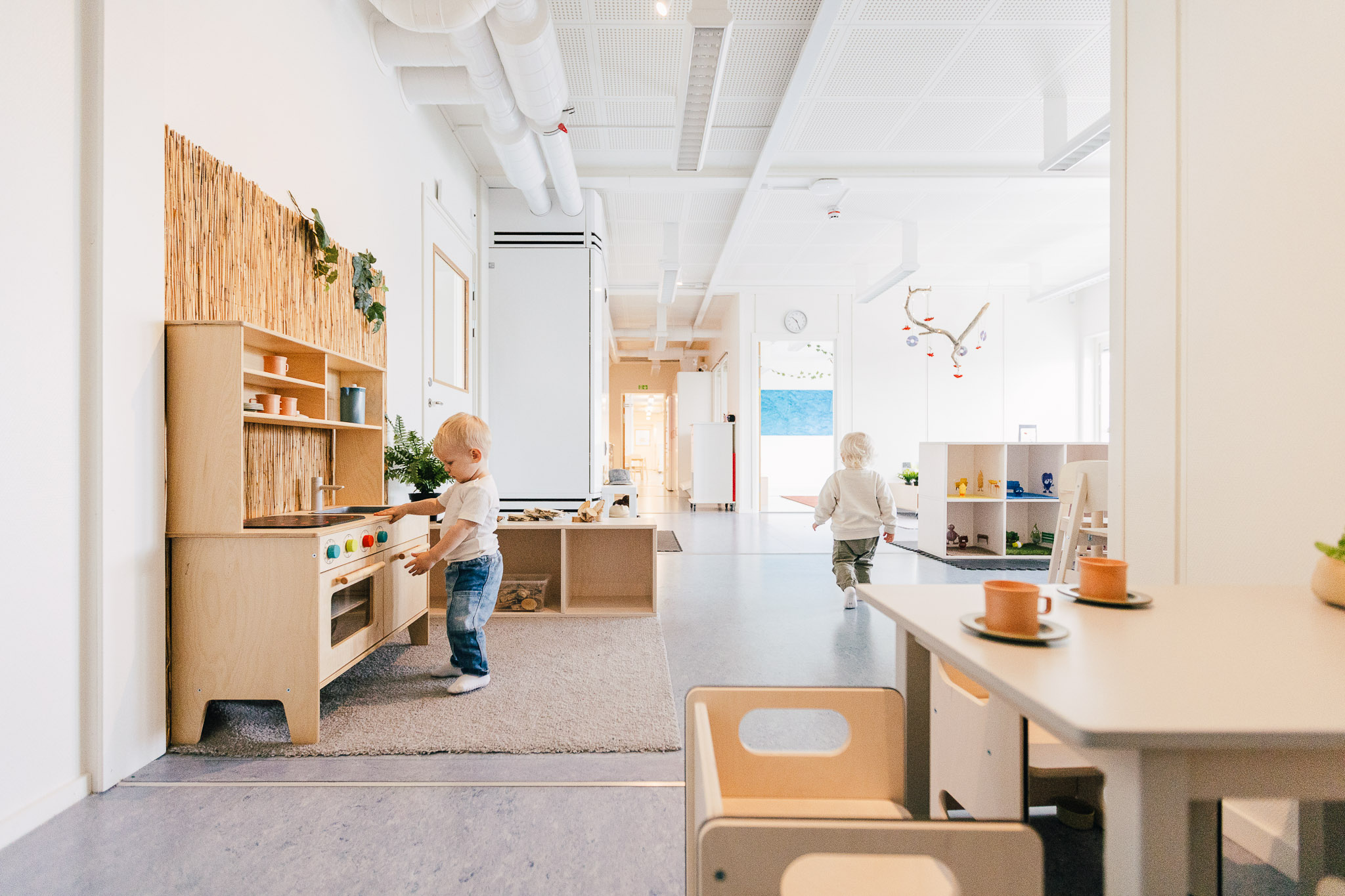 Två små barn leker inne på Hamre förskola i Västerås