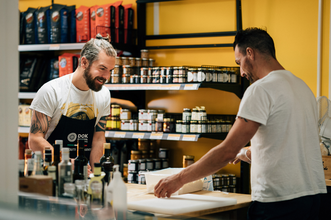 Slemmestad centrum i Norge, två män jobbar på ett café