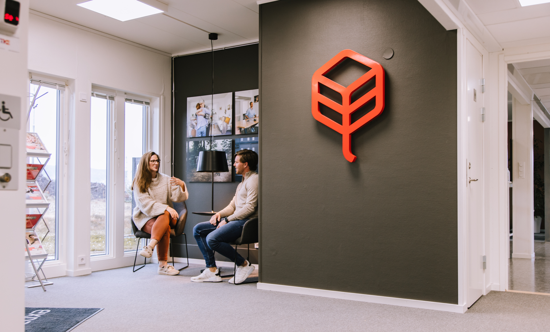 samtal mellan två medarbetare i trivsamma kontorsmoduler