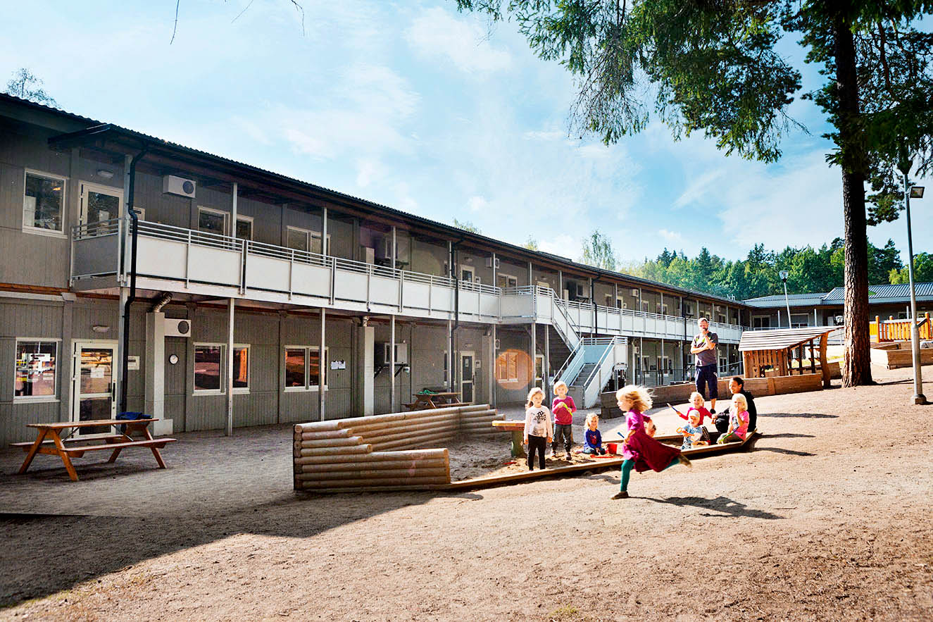 Förskolan Milot i Ursvik med fin och stor lekpark och lekyta utanför paviljongen, lekande glada barn