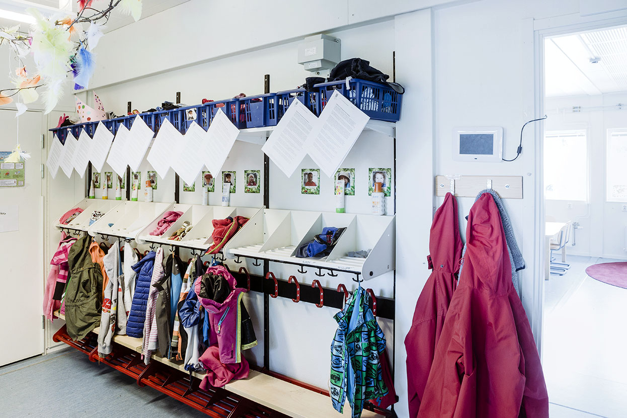Kapprum på förskolan milot i Ursvik, jackor hängandes i olika färger, moduler från Expandia