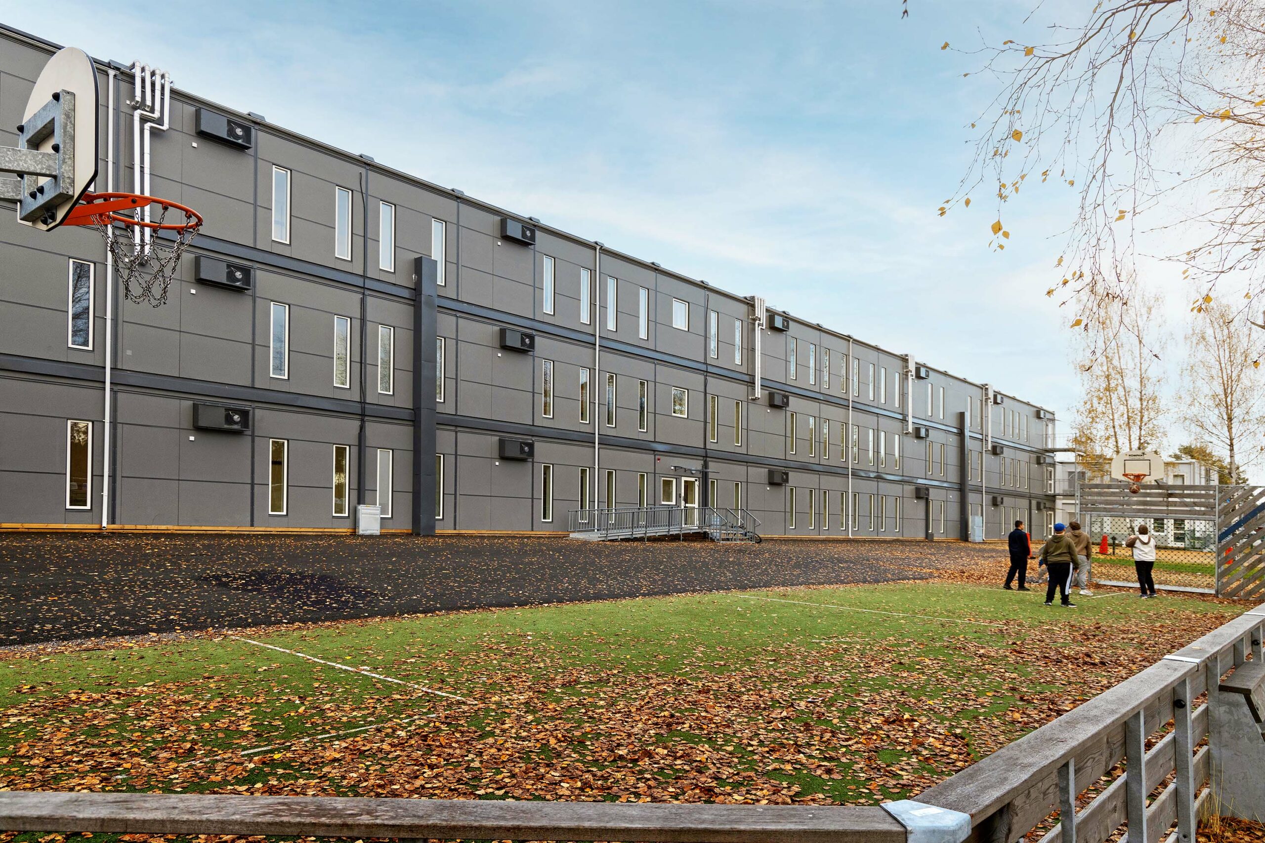 Skolmoduler från Expandia vid Hertsöskolan i Luleå, flexibel skollösning i flera våningsplan med skolgård och aktivitetsytor.