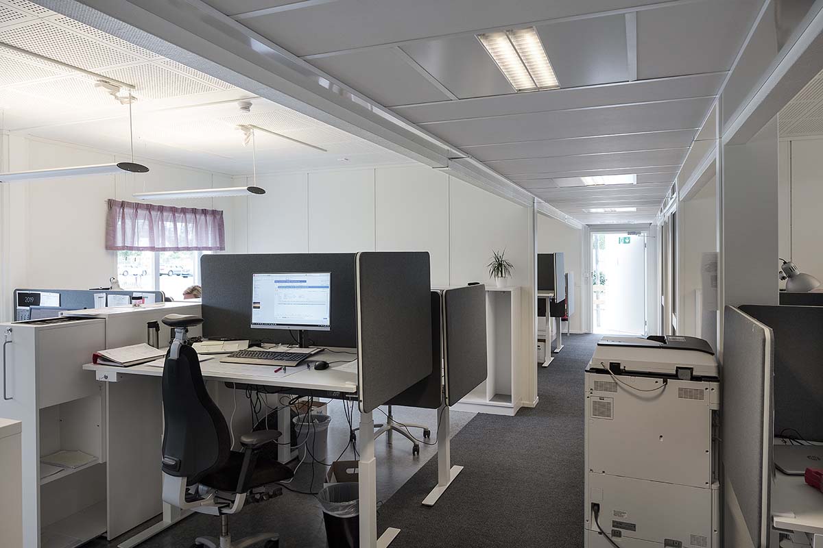 Thule Group i Hillerstorp, Småland. Invändigt i kontorsmoduler med kontorsbord och datorer.