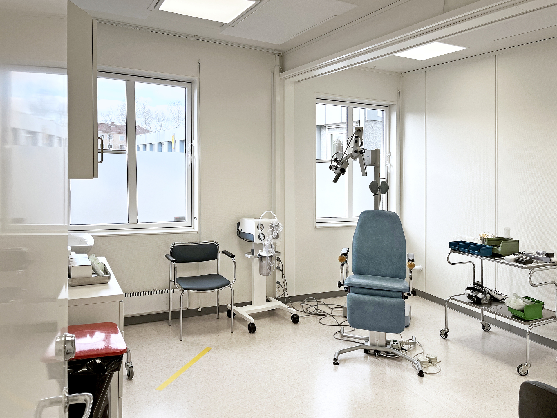 Undersökningsrum på Skillingaryds vårdcentral med modern medicinsk utrustning i flexibla vårdmoduler från Expandia