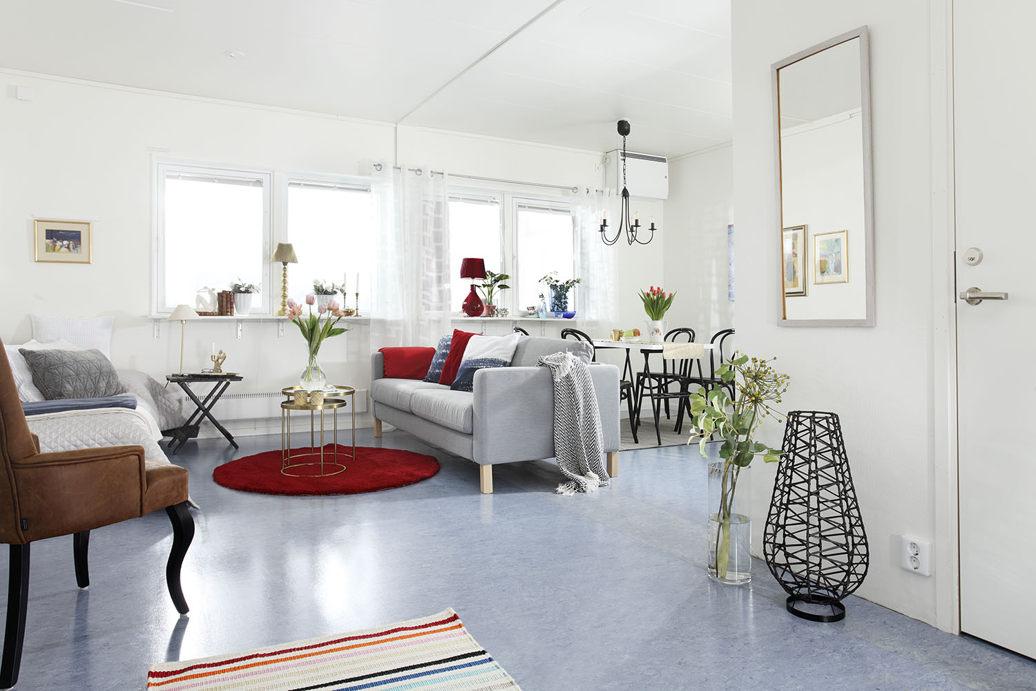 Ljust och hemtrevligt rum i korridor på 37 kvm i boendemoduler från Expandia, med soffgrupp, matplats, stora fönster och genomtänkt inredning i öppet plan.