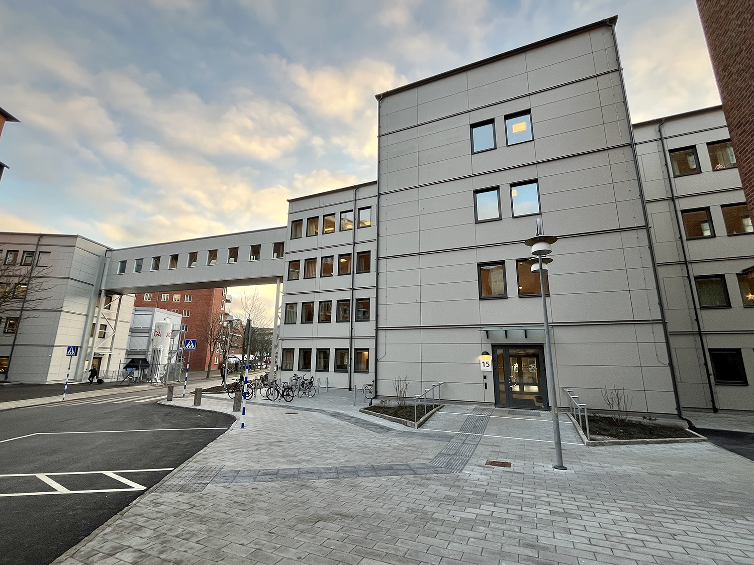 Vita vårdmoduler från Expandia vid Sahlgrenska sjukhuset i Göteborg, sammankopplade med befintliga sjukhusbyggnader via gångbro