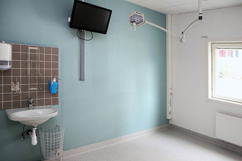 Vårdrum i modul från Expandia vid Östra sjukhuset i Göteborg, med handfat, medicinsk utrustning och fönster som släpper in dagsljus.