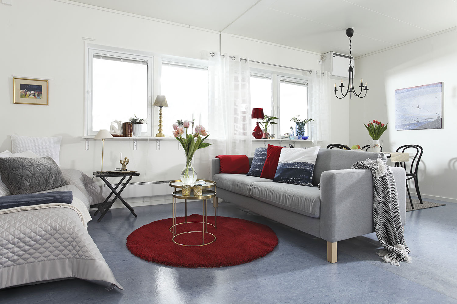 Inrett rum i korridor på 37 kvm i boendemoduler från Expandia med säng, soffa, sittgrupp, matplats och stora fönster som släpper in dagsljus.