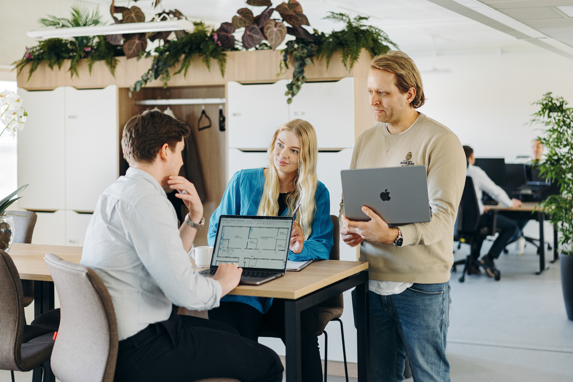 Tre medarbetare med datorer i Expandias modernaste modulserie K3000